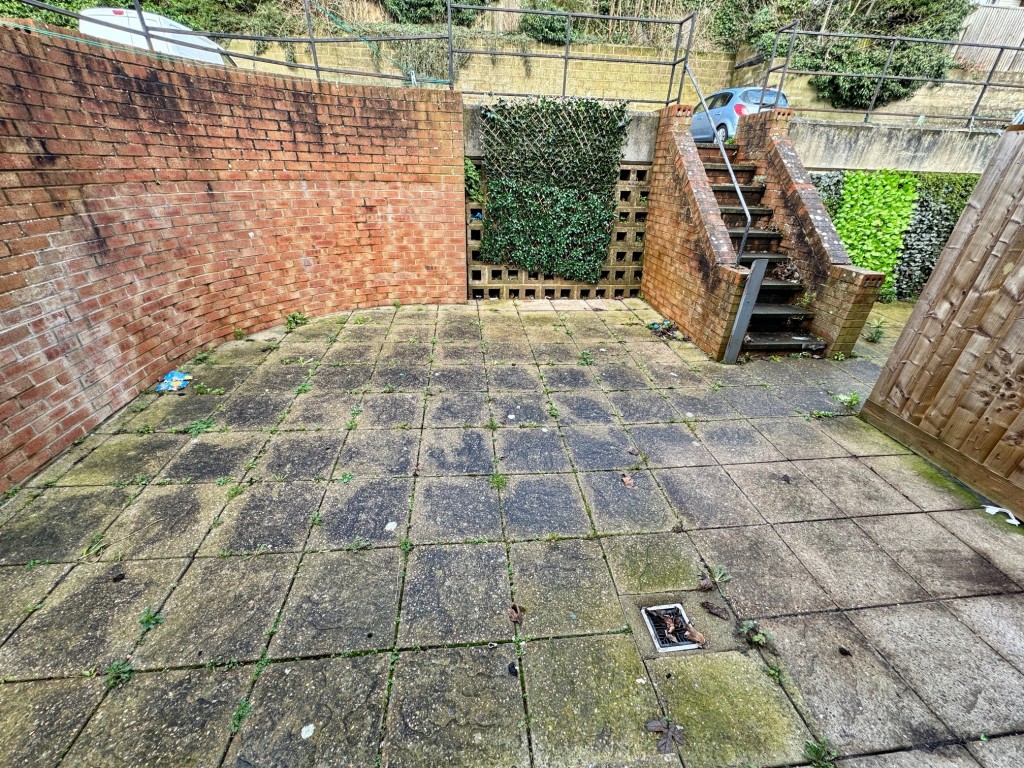 Lot: 67 - MODERN END-TERRACE HOUSE - Rear courtyard